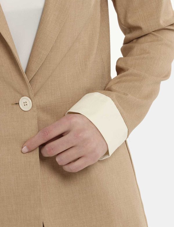 Giacca Vougue in coordinato beige - COMPOSIZIONE E VESTIBILITÀ:96% poliestere 4% elastaneLa modella è alta 170 cm e indossa