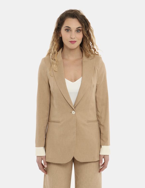 Giacca Vougue in coordinato beige - COMPOSIZIONE E VESTIBILITÀ:96% poliestere 4% elastaneLa modella è alta 170 cm e indossa
