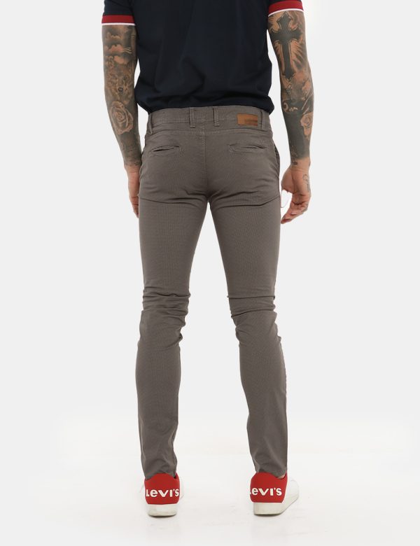 Pantalone Fifty Four grigio pois - COMPOSIZIONE E VESTIBILITÀ:98% cotone 2% elastaneIl modello è alto 178 cm e indossa la ta