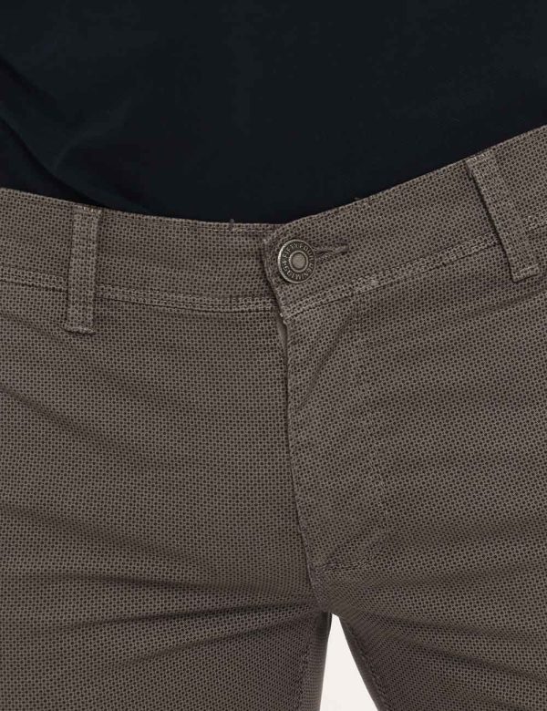 Pantalone Fifty Four grigio pois - COMPOSIZIONE E VESTIBILITÀ:98% cotone 2% elastaneIl modello è alto 178 cm e indossa la ta