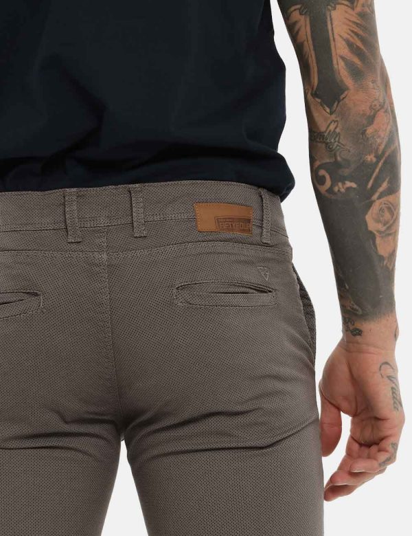 Pantalone Fifty Four grigio pois - COMPOSIZIONE E VESTIBILITÀ:98% cotone 2% elastaneIl modello è alto 178 cm e indossa la ta