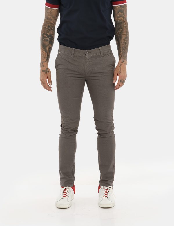 Pantalone Fifty Four grigio pois - COMPOSIZIONE E VESTIBILITÀ:98% cotone 2% elastaneIl modello è alto 178 cm e indossa la ta