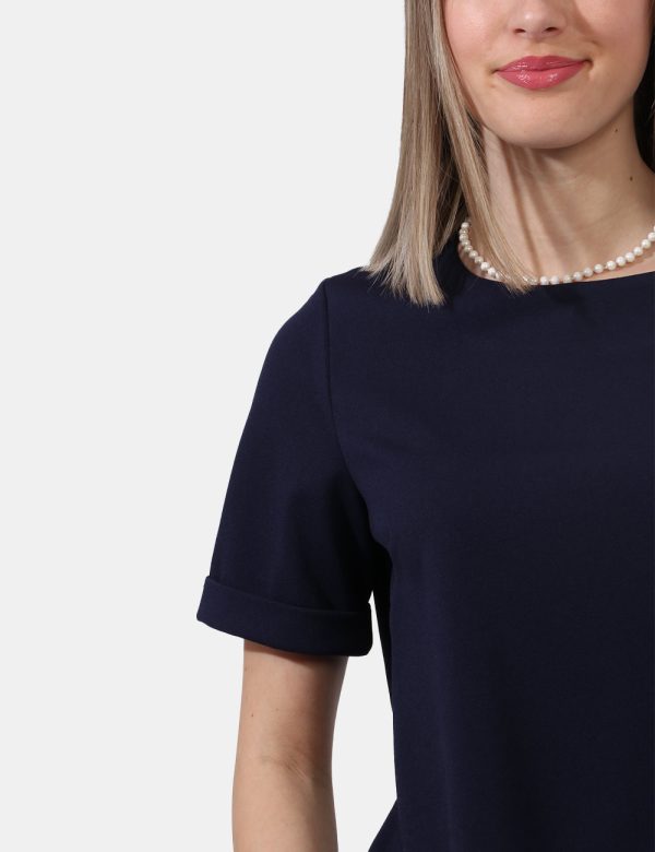 Maglia Vougue Blu - Maglia a maniche corte classica in total blu navy. La vestibilità è morbida e regolare. La maglia è adat