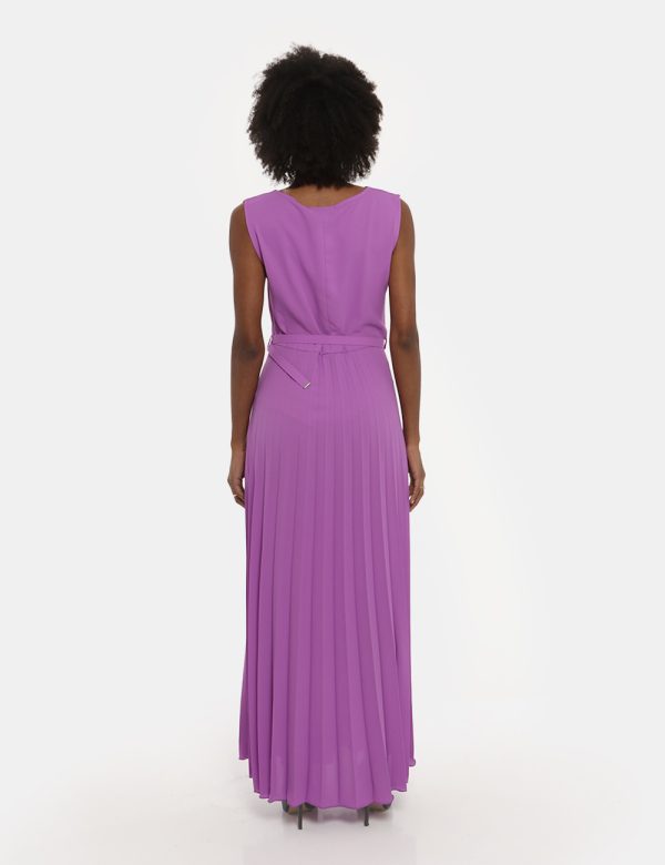 Vestito Vougue viola - COMPOSIZIONE E VESTIBILITÀ:96% poliestere 4% elastaneLa modella è alta 170 cm e indossa la taglia S.