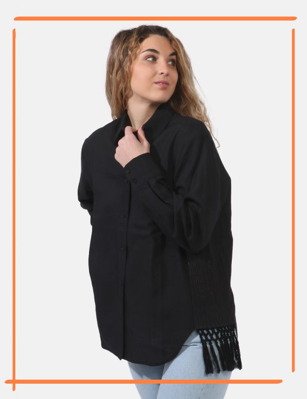Camicia Desigual Nero - Camicia in total nero con ricamo laterale e frange pendenti. La vestibilità è morbida e pratica graz