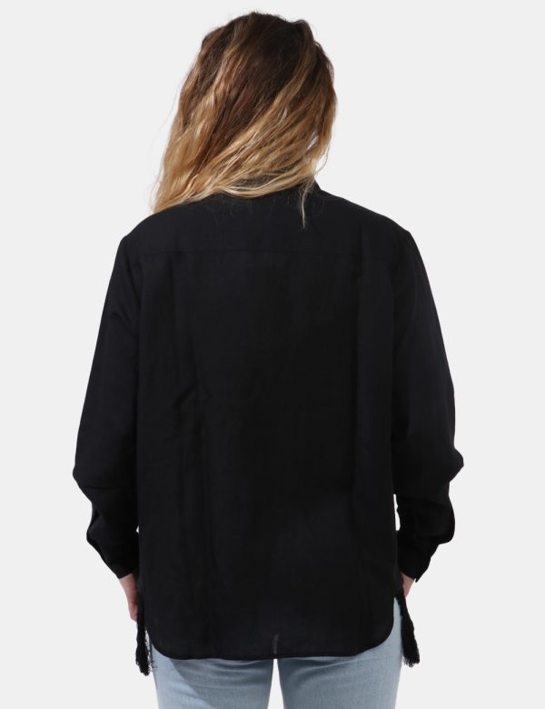 Camicia Desigual Nero - Camicia in total nero con ricamo laterale e frange pendenti. La vestibilità è morbida e pratica graz
