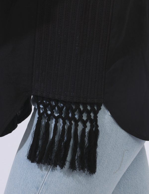 Camicia Desigual Nero - Camicia in total nero con ricamo laterale e frange pendenti. La vestibilità è morbida e pratica graz