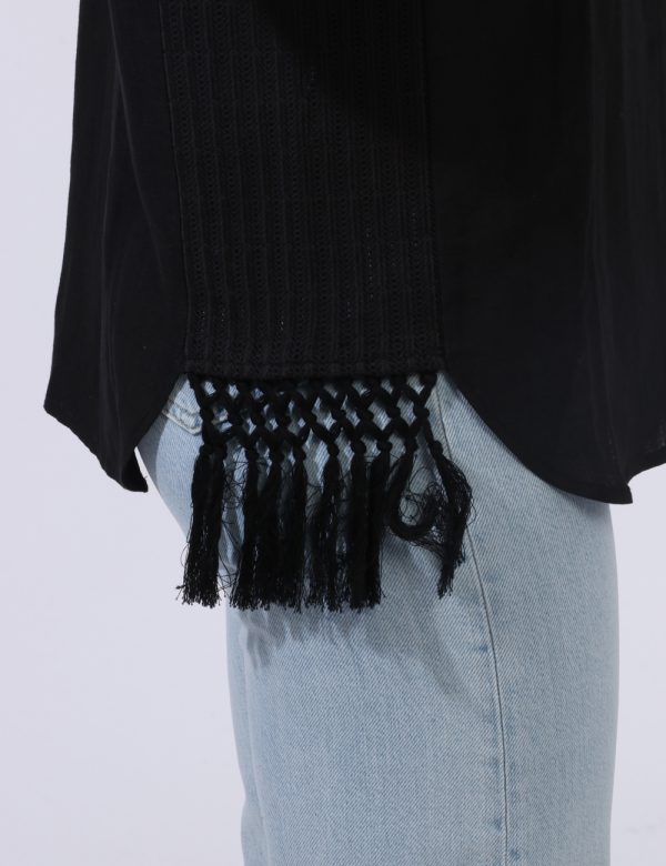 Camicia Desigual Nero - Camicia in total nero con ricamo laterale e frange pendenti. La vestibilità è morbida e pratica graz