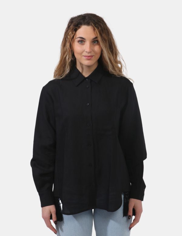 Camicia Desigual Nero - Camicia in total nero con ricamo laterale e frange pendenti. La vestibilità è morbida e pratica graz