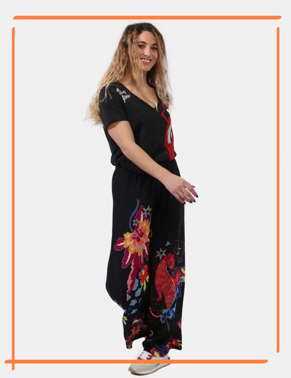 Pantaloni Desigual Nero - Pantaloni larghi in viscosa su base nera con stampa floreale tendente al fucsia e all'arancione. L