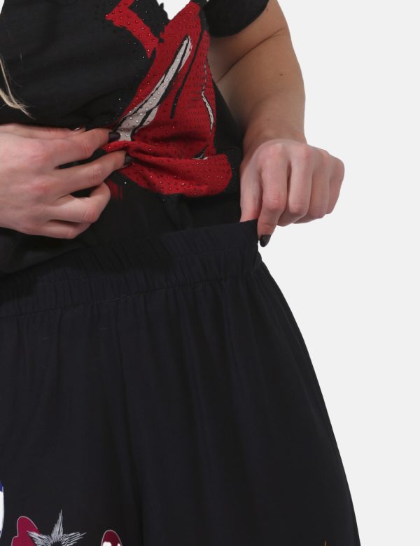Pantaloni Desigual Nero - Pantaloni larghi in viscosa su base nera con stampa floreale tendente al fucsia e all'arancione. L