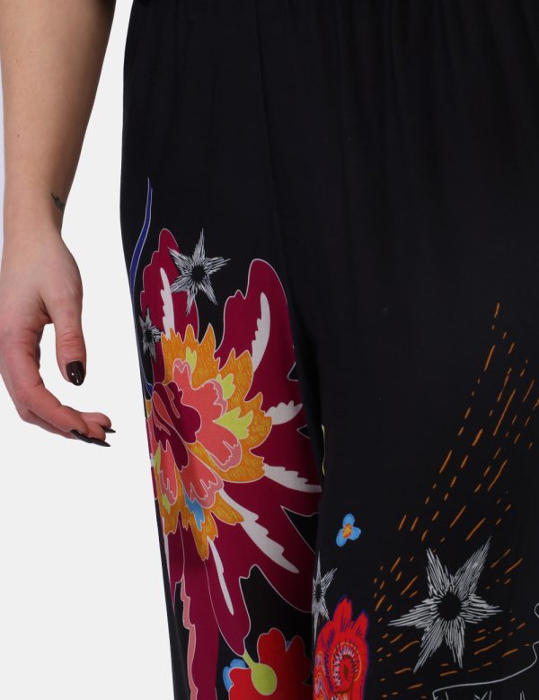 Pantaloni Desigual Nero - Pantaloni larghi in viscosa su base nera con stampa floreale tendente al fucsia e all'arancione. L