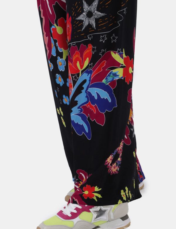 Pantaloni Desigual Nero - Pantaloni larghi in viscosa su base nera con stampa floreale tendente al fucsia e all'arancione. L