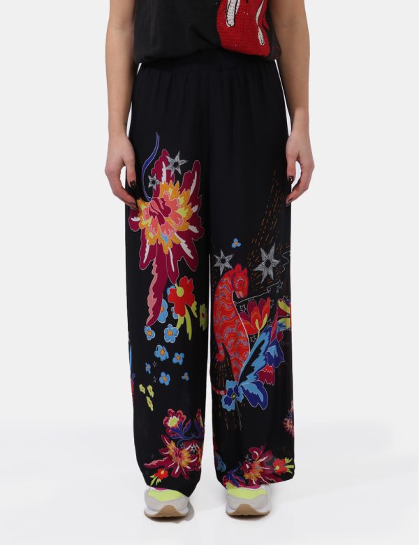 Pantaloni Desigual Nero - Pantaloni larghi in viscosa su base nera con stampa floreale tendente al fucsia e all'arancione. L