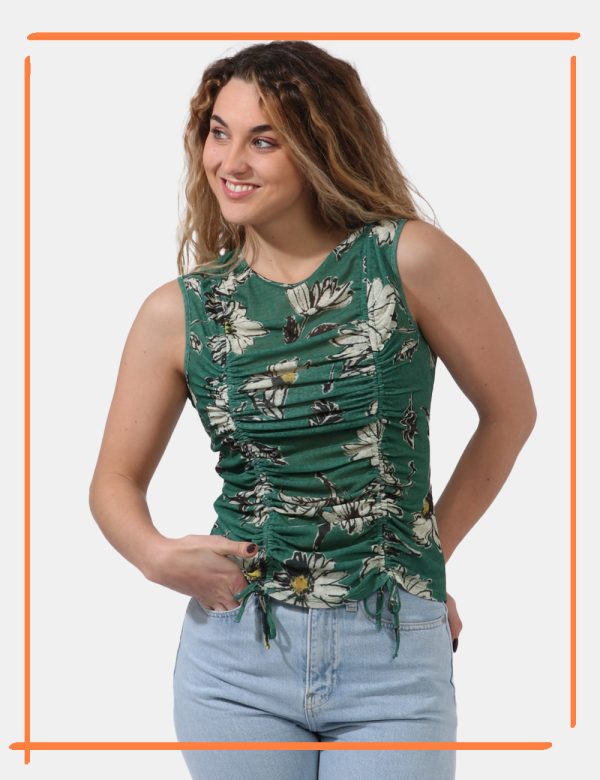 Top Desigual Verde - Top a giromanica con tessuto velato su base verde foresta e stampa allover fiori bianchi. Presente dopp