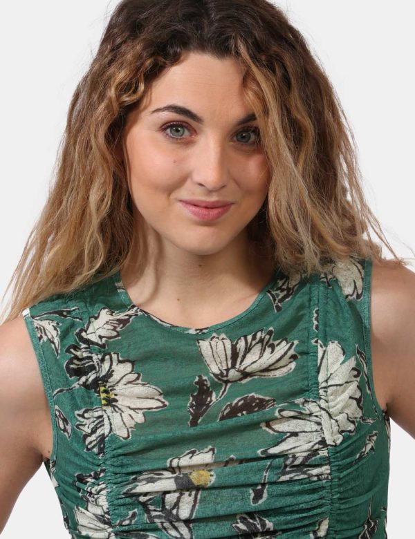 Top Desigual Verde - Top a giromanica con tessuto velato su base verde foresta e stampa allover fiori bianchi. Presente dopp