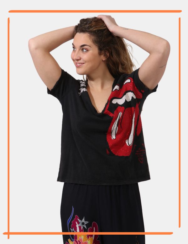 T-shirt Desigual Nero - T-shirt corta con scollo a V su base nero slavato. Presente stampa The Rolling Stones in tinta bianc