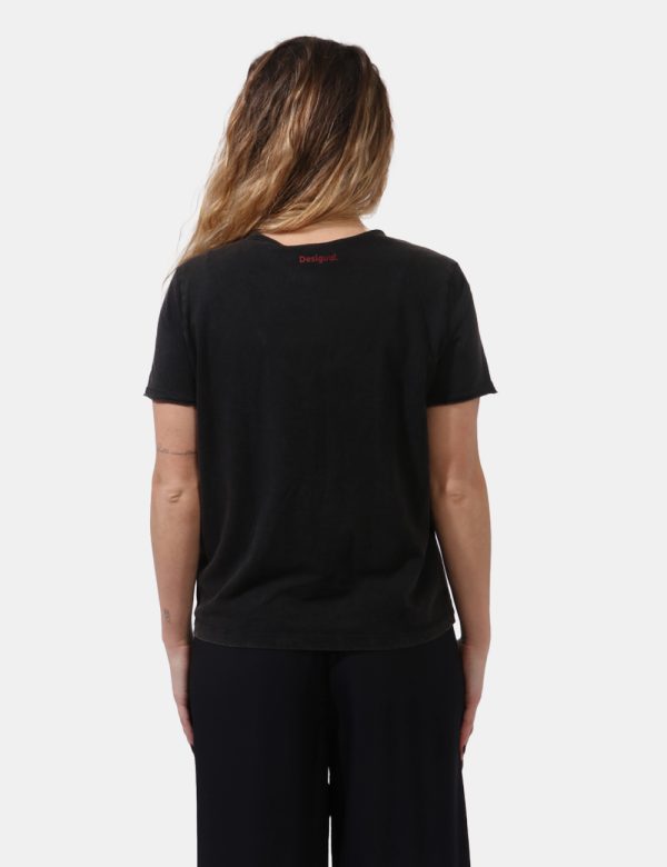 T-shirt Desigual Nero - T-shirt corta con scollo a V su base nero slavato. Presente stampa The Rolling Stones in tinta bianc