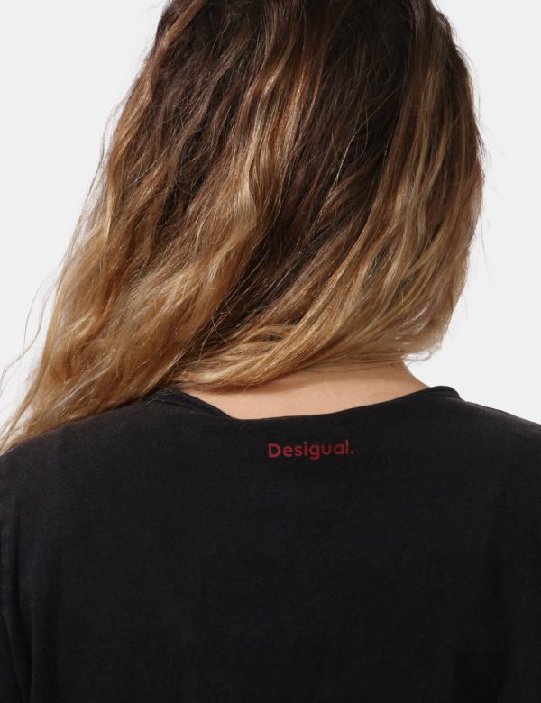 T-shirt Desigual Nero - T-shirt corta con scollo a V su base nero slavato. Presente stampa The Rolling Stones in tinta bianc