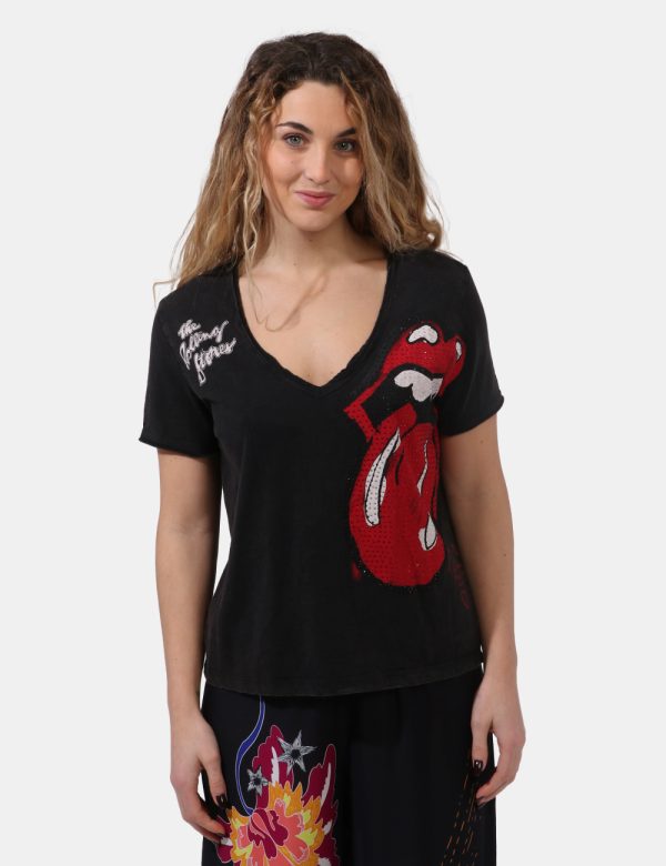 T-shirt Desigual Nero - T-shirt corta con scollo a V su base nero slavato. Presente stampa The Rolling Stones in tinta bianc