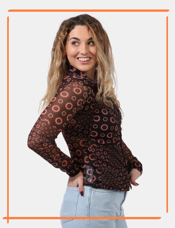 Camicia Desigual Nero - Camicia velata su base nera con stampa allover fiori in tonalità marrone/arancione. La vestibilità è
