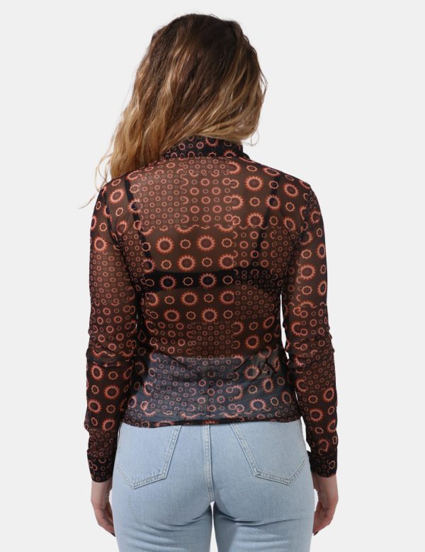 Camicia Desigual Nero - Camicia velata su base nera con stampa allover fiori in tonalità marrone/arancione. La vestibilità è