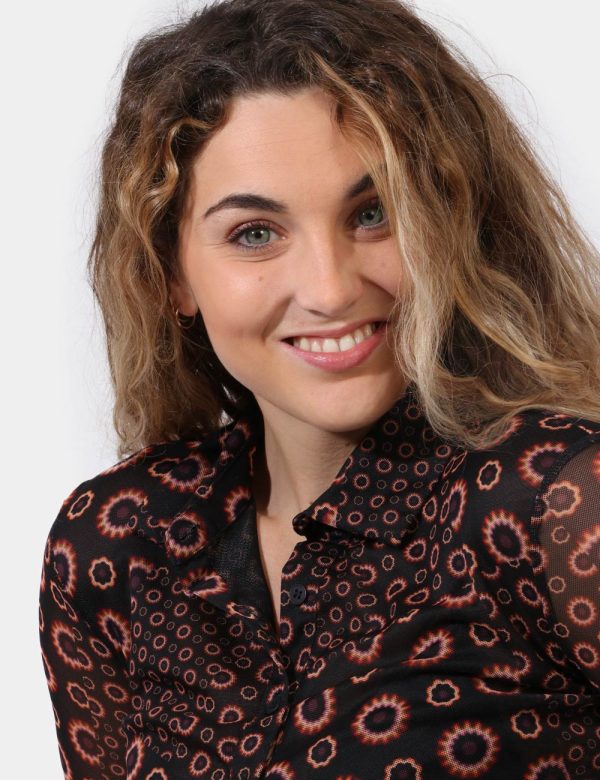 Camicia Desigual Nero - Camicia velata su base nera con stampa allover fiori in tonalità marrone/arancione. La vestibilità è