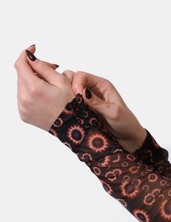 Camicia Desigual Nero - Camicia velata su base nera con stampa allover fiori in tonalità marrone/arancione. La vestibilità è
