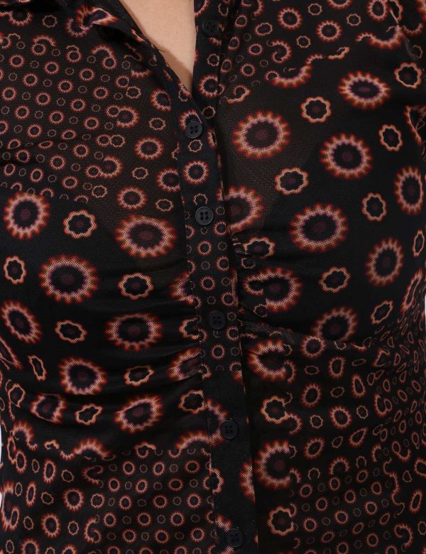 Camicia Desigual Nero - Camicia velata su base nera con stampa allover fiori in tonalità marrone/arancione. La vestibilità è