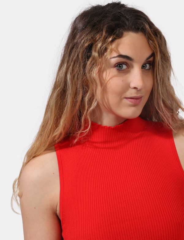 Abito Desigual Rosso - Vestito corto a giromanica e collo alto in total rosso scarlatto. Il capo si presenta a costina con g