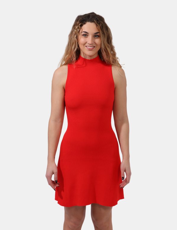 Abito Desigual Rosso - Vestito corto a giromanica e collo alto in total rosso scarlatto. Il capo si presenta a costina con g