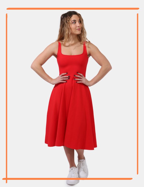 Abito Desigual Rosso - Vestito corto con spalline larghe e gonna leggermente svasata. Il capo si presenta in tessuto spesso