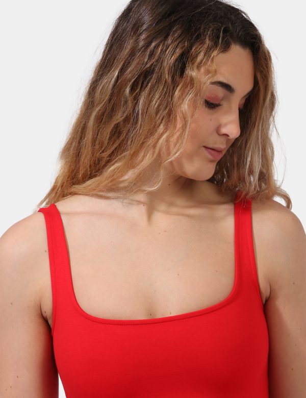 Abito Desigual Rosso - Vestito corto con spalline larghe e gonna leggermente svasata. Il capo si presenta in tessuto spesso