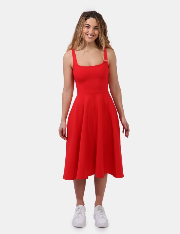 Abito Desigual Rosso - Vestito corto con spalline larghe e gonna leggermente svasata. Il capo si presenta in tessuto spesso