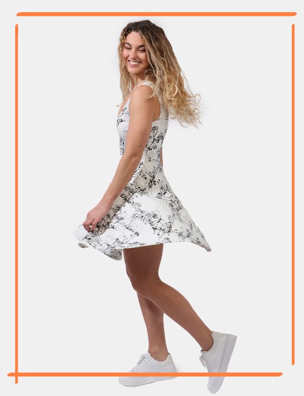 Abito Desigual Bianco - Vestito corto con spalline larghe e gonna leggermente svasata. Il capo si presenta in tessuto spesso