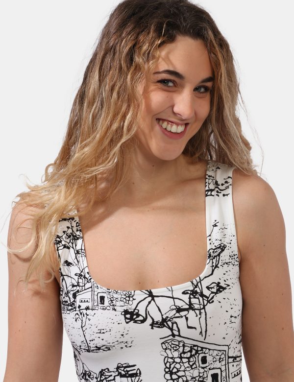 Abito Desigual Bianco - Vestito corto con spalline larghe e gonna leggermente svasata. Il capo si presenta in tessuto spesso