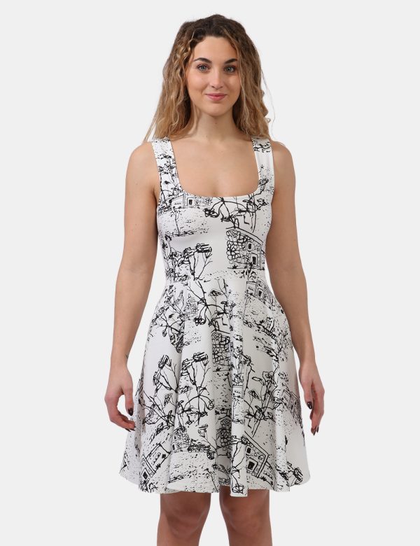 Abito Desigual Bianco - Vestito corto con spalline larghe e gonna leggermente svasata. Il capo si presenta in tessuto spesso
