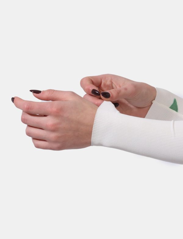Abito Desigual Bianco - Vestito lungo a maniche lunghe in maglina. Il capo si sviluppa su base bianco panna con elegante st