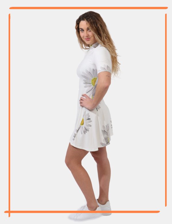 Abito Desigual Bianco - Vestito corto a maniche corte in maglina con girocollo alto. Il capo si presenta su base bianco pann