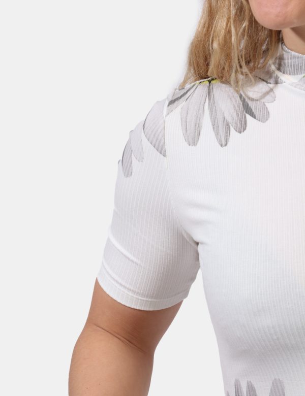 Abito Desigual Bianco - Vestito corto a maniche corte in maglina con girocollo alto. Il capo si presenta su base bianco pann