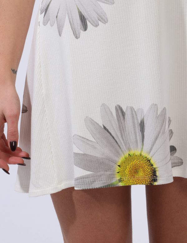 Abito Desigual Bianco - Vestito corto a maniche corte in maglina con girocollo alto. Il capo si presenta su base bianco pann
