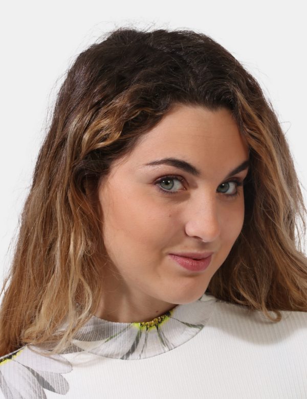 Abito Desigual Bianco - Vestito corto a maniche corte in maglina con girocollo alto. Il capo si presenta su base bianco pann