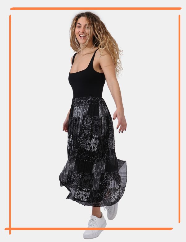 Abito Desigual Nero - Vestito lungo con spalline e su base nera. La gonna si presenta plissettata con tessuto velato su stam