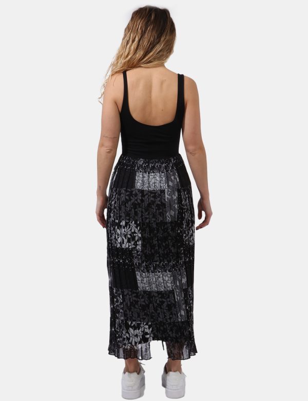 Abito Desigual Nero - Vestito lungo con spalline e su base nera. La gonna si presenta plissettata con tessuto velato su stam