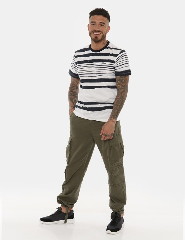Pantalone Guess verde - COMPOSIZIONE E VESTIBILITÀ:99% cotone 1% elastane Il modello è alto 178 cm e indossa la taglia 32 US