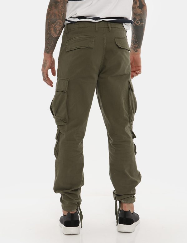 Pantalone Guess verde - COMPOSIZIONE E VESTIBILITÀ:99% cotone 1% elastane Il modello è alto 178 cm e indossa la taglia 32 US