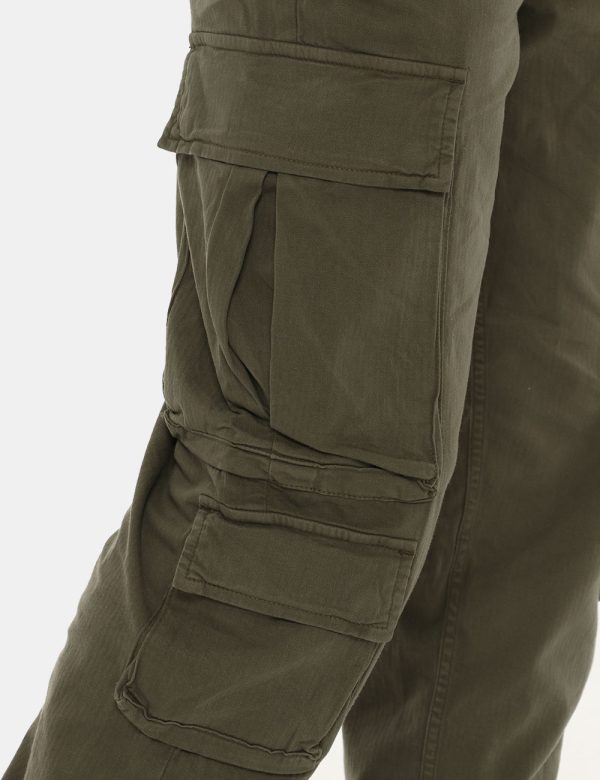 Pantalone Guess verde - COMPOSIZIONE E VESTIBILITÀ:99% cotone 1% elastane Il modello è alto 178 cm e indossa la taglia 32 US