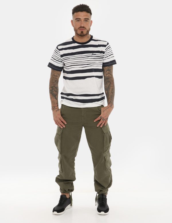 Pantalone Guess verde - COMPOSIZIONE E VESTIBILITÀ:99% cotone 1% elastane Il modello è alto 178 cm e indossa la taglia 32 US