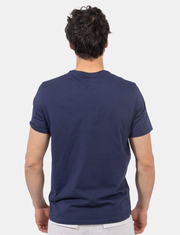 T-shirt Guess Blu - T-shirt in total blu navy con logo brand ricamato in tono su tono. La vestibilità è morbida e regolare.