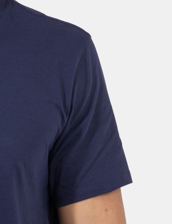 T-shirt Guess Blu - T-shirt in total blu navy con logo brand ricamato in tono su tono. La vestibilità è morbida e regolare.